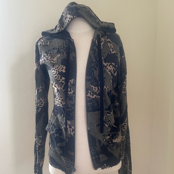 💚Zadig & Voltaire Camo Print CASHMERE Zip Sweater Jacket Hood Small $495
Rare! - Picture 9 of 10